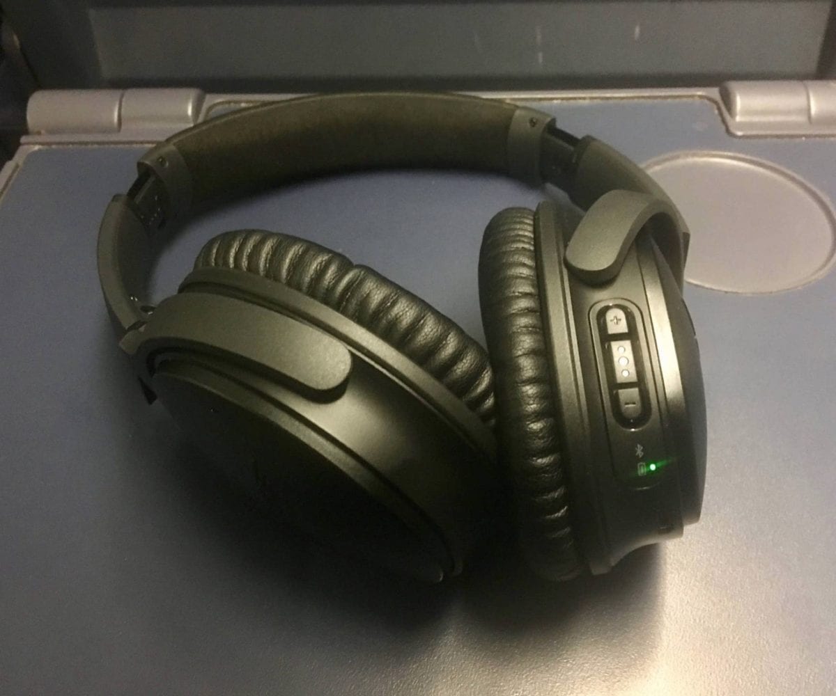 Bose QC 35 Bose QC 35 Headset auf einem „Tisch“ im ICE