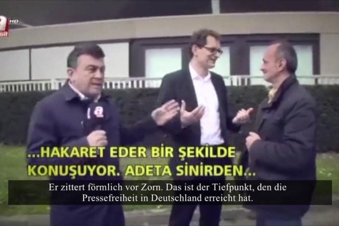 Ist das Satire oder ist der so bekloppt? Ist das Satire oder ist der so bekloppt?